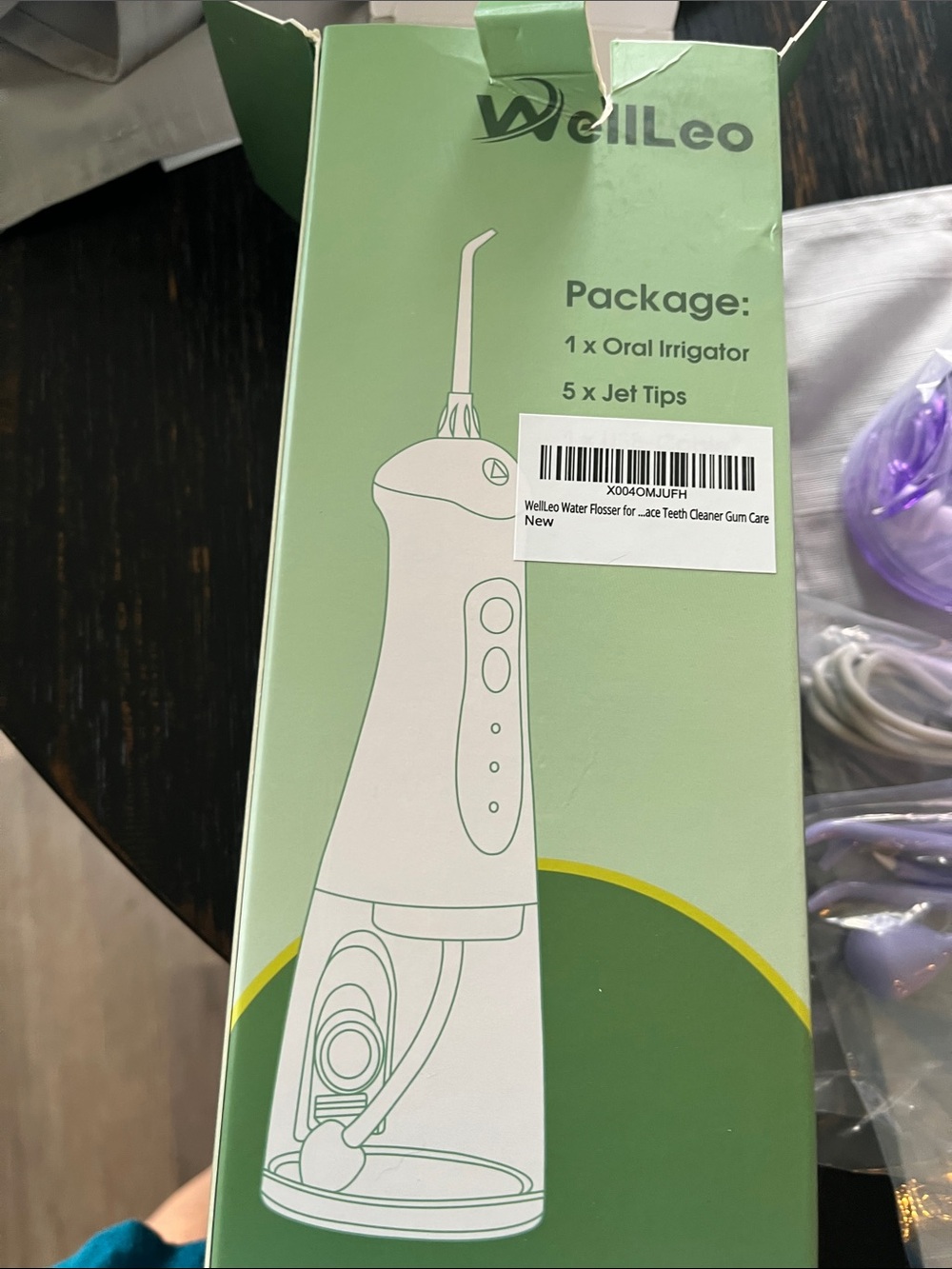 Wellleo cordless oral irrigator